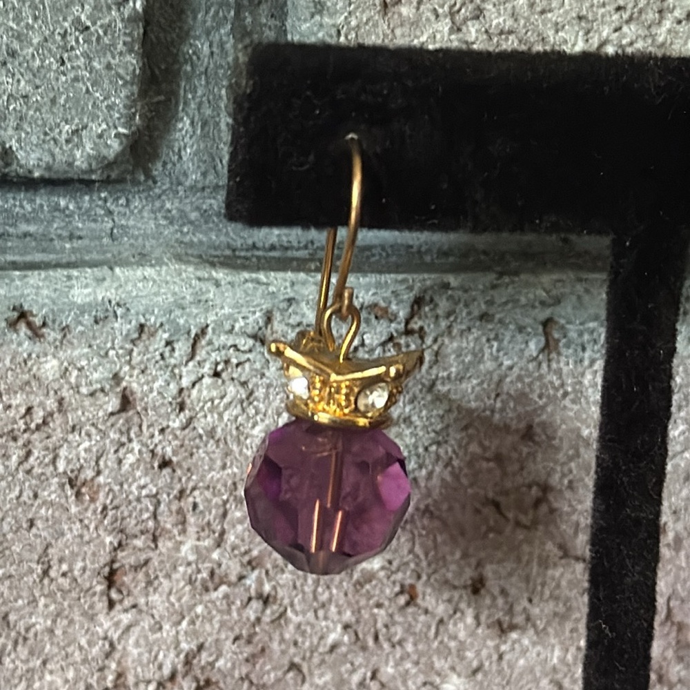 Vintage savvy by SWAROVSKI purple crystal and goldtone earrings - Picture 5 of 9